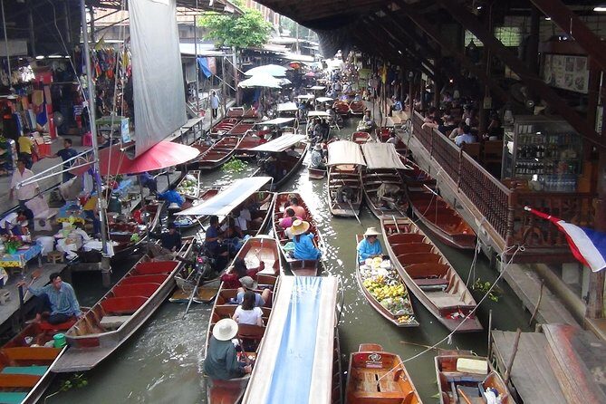 2-hour Bangkok Old City Night CHOB TUK TUK + Talat Noi Street Art - Stop 1: Bangkok City Pillar Shrine after dark
