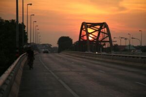 Ayutthaya: 3-Hour Sunset Ride Bike Excursion - From PomPhet Fort to the pier: starting your ride in Ayutthaya Province