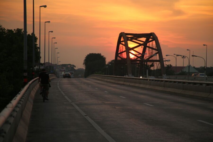 Ayutthaya: 3-Hour Sunset Ride Bike Excursion - From PomPhet Fort to the pier: starting your ride in Ayutthaya Province