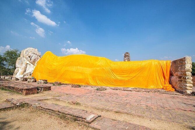 Ayutthaya Funky Frogy Tuk Tuk Experience With Famous Temple - Wat Chaiwatthanaram at golden hour: prayers, Khmer style, and bats at sunset