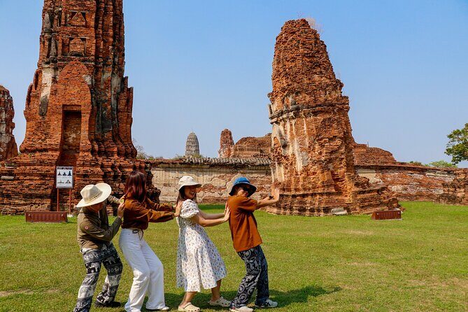 Ayutthaya Summer Palace and Temples Day Tour from Bangkok - Stop 1: Bang Pa-In Summer Palace and Its Royal Pavilion Look