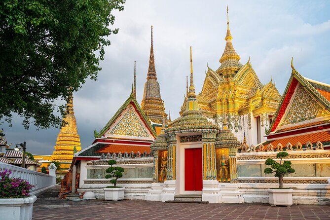 Bangkok 3 Temple Walking Tour: Wat Arun, Wat Pho, Wat Traimit - Stop 1: Wat Traimit and the Surprise of a Real Gold Buddha