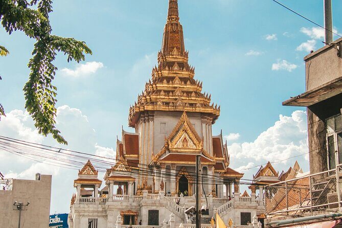 Bangkok 3 Temple Walking Tour: Wat Arun, Wat Pho, Wat Traimit - Stop 3: Wat Arun at the River, With a Ferry-Style Crossing