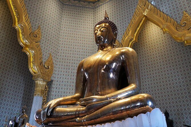 Bangkok 3 Temple Walking Tour: Wat Arun, Wat Pho, Wat Traimit - Air-Conditioned Transport Meets Real Temple Walking