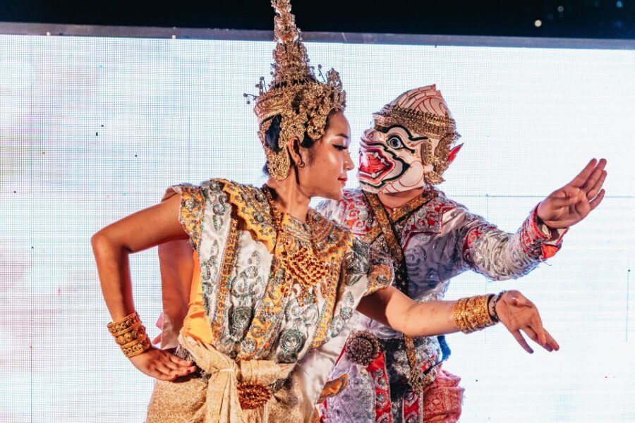 Bangkok: Alangka Luxury Buffet Dinner Cruise With Live Music - Seafood and Thai Buffet: How to Eat Like You Mean It