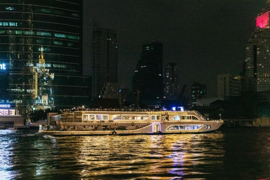 Bangkok: Alangka Luxury Buffet Dinner Cruise With Live Music - Live Music and Traditional Thai Dance Onboard