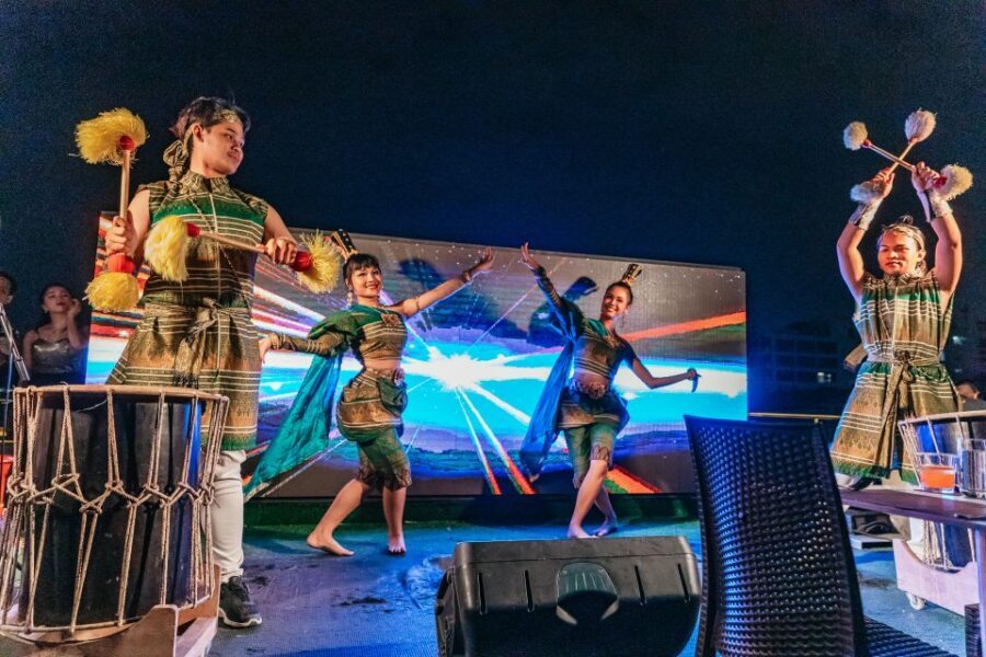 Bangkok: Alangka Luxury Buffet Dinner Cruise With Live Music - Who This Cruise Fits Best