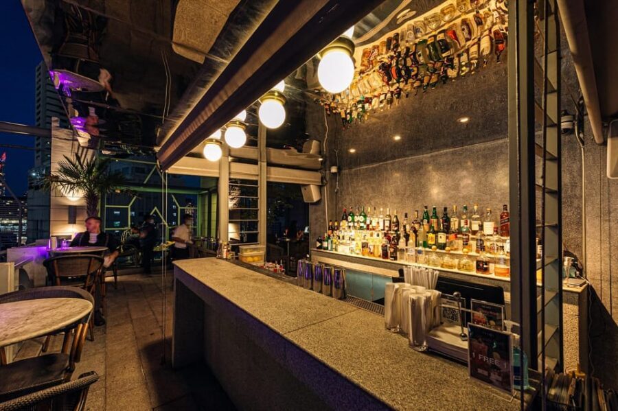 Bangkok: Barracuda Rooftop Bar Akara Hotel - Cocktails and service: what you should expect from the bar team