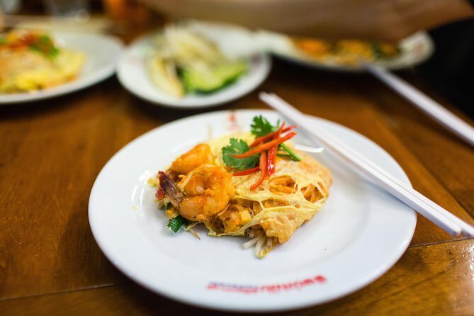 Bangkok by Night: Temples, Markets and Food Tuk-Tuk Tour - The food plan: snacks, dessert, and a real dinner