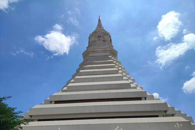 Bangkok Canal Tour: Chaophraya River and Wat Arun - Wat Arun (Temple of Dawn): the stop where river backdrop does the work