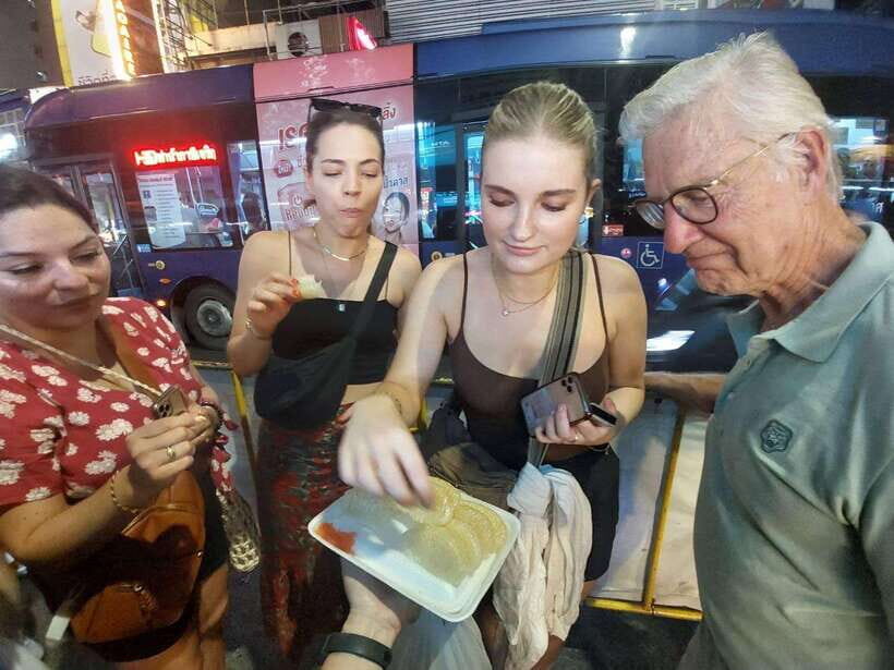 Bangkok: Chinatown Food Tour with Michelin Food Stalls - The 3-Hour Rhythm: How the Tastings Stay Fun (Not a Food Coma Yet)