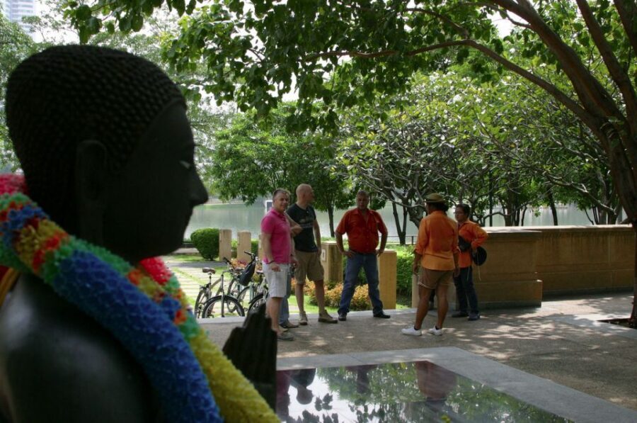 Bangkok: City Culture half-day Bike Tour - Temple stop: a quiet reset before the city starts shouting
