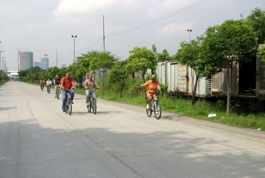 Bangkok: City Culture half-day Bike Tour - Talad Khlong Toei market: where your senses get full-time work