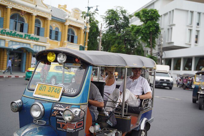 Bangkok: City Highlights Temple and Market Walking Tour - Grand Palace: more than a postcard wall of gold