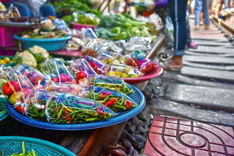 Bangkok: Damnoen Saduak Market and Maeklong Railway Market - Damnoen Saduak: paddleboat arrival and canal-side shopping