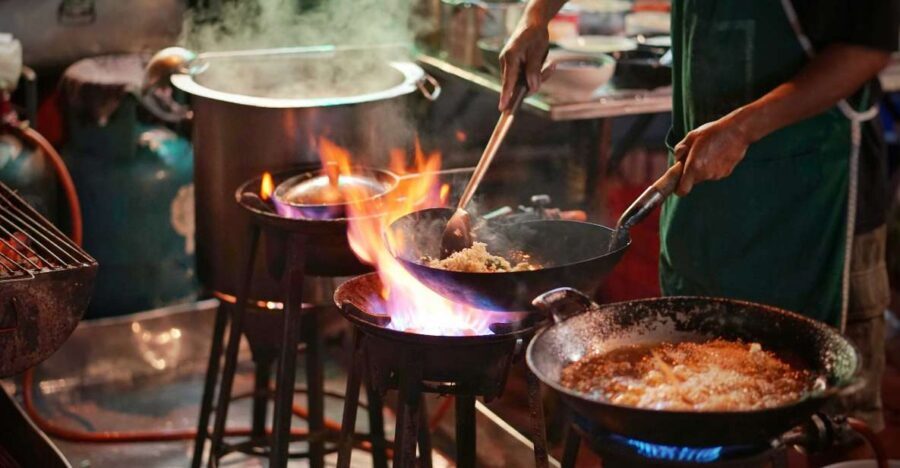 Bangkok: Discover a Taste of Chinatown – 2 Hr Walking Tour - Guay Jub Ouan Pochana: noodle soup that sets the tone