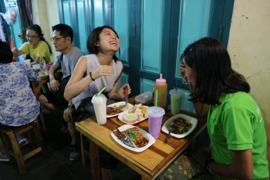 Bangkok: E-Scooter Night Tour with Local Street Food - Wat Pho, the Grand Palace lights, and what you can still see even when it’s closed