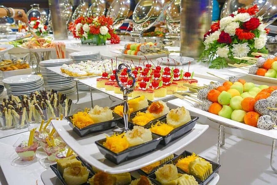 Bangkok: Evening Dinner Cruise with Live Music Chao Phraya - Buffet Dinner on a Modern Boat: What You’ll Eat