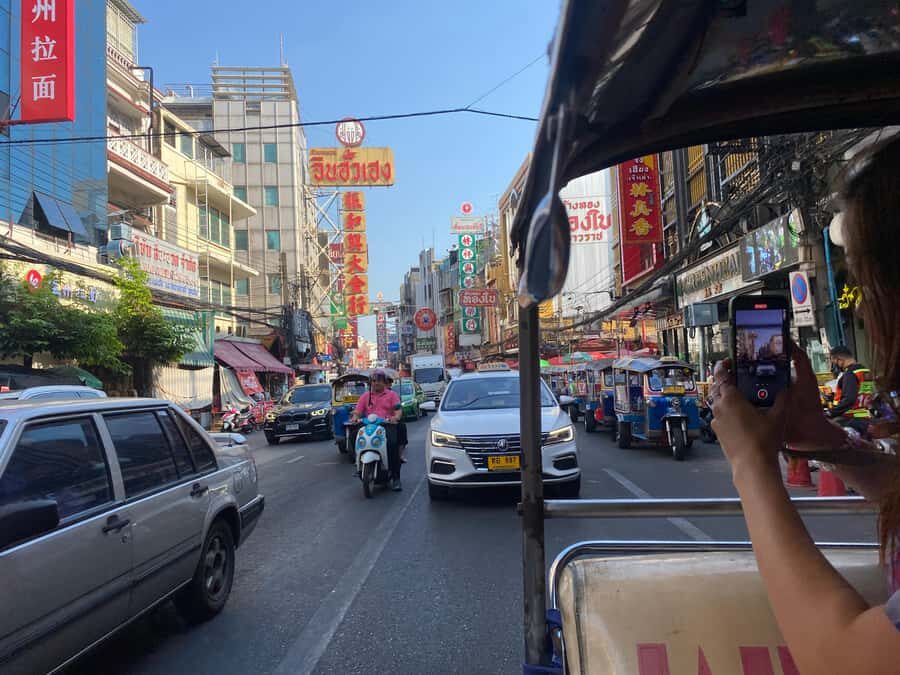Bangkok: explore Wat Pho + tuk tuk sightseeing - Guide energy matters: Kelly’s impact on the experience