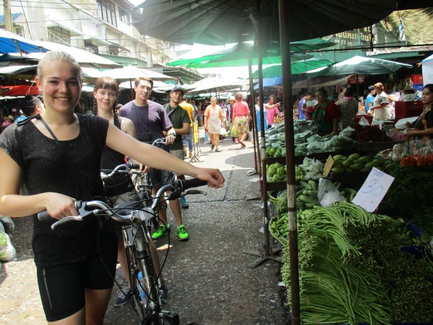 Bangkok Full-Day Bike Tour with Boat Transfer and Lunch - The fresh food market stop: produce shopping at full speed