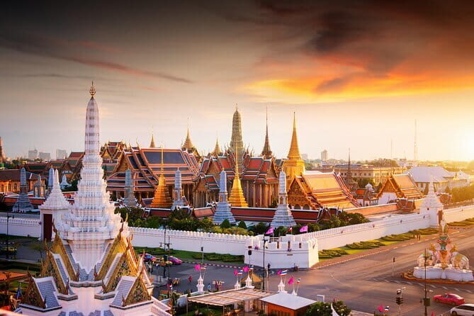 Bangkok: Grand Palace, Wat Pho and Chinatown Walking Tour - Entering the Grand Palace without the usual headache