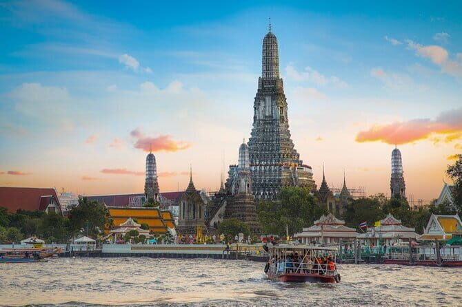Bangkok: Grand Palace, Wat Pho and Chinatown Walking Tour - Wat Pho: the Reclining Buddha and why the massage school matters