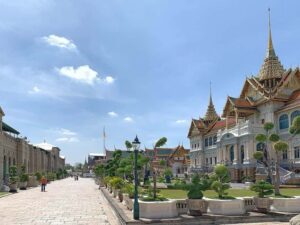 Bangkok: Grand Palace, Wat Pho & Wat Arun Tour in Italian - Meeting at BTS Saphan Taksin: where the day actually starts