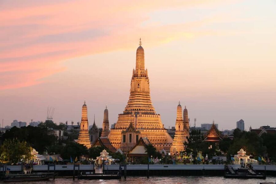 Bangkok: Grand Palace, Wat Pho & Wat Arun Tour in Italian - Entering the Grand Palace complex: Wat Phra Kaew and serious walls