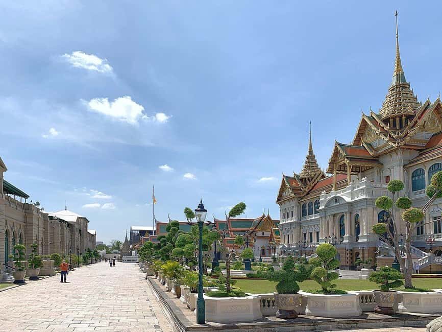 Bangkok: Grand Palace, Wat Pho & Wat Arun Tour in Italian - Meeting at BTS Saphan Taksin: where the day actually starts