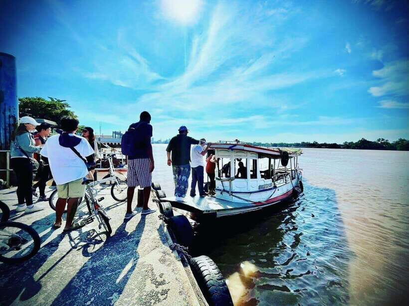 Bangkok green oasis guided bike tour with boat ride - First stop: Wat Khlong Toei Nok Pier and the start vibe