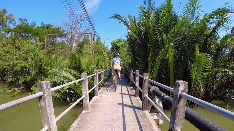 Bangkok green oasis guided bike tour with boat ride - Back to the pier: last ferry and the shift into city noise