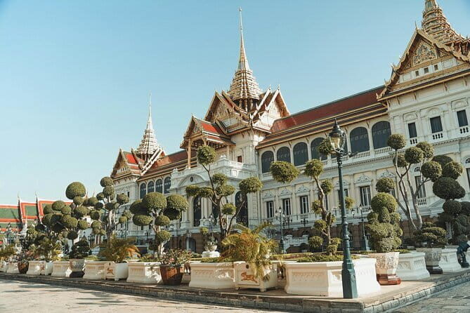 Bangkok Half Day Guided Tour: Grand Palace, Wat Arun & Wat Pho - Wat Pho: the reclining Buddha zone and the feel of age