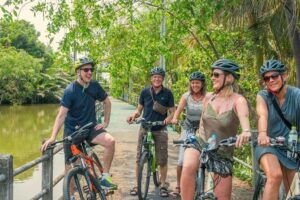 Bangkok Jungle Bike Tour - Hotel-pickup & Lunch - Wat Khlong Toei Nok: starting with a real temple, not a tourist photo spot