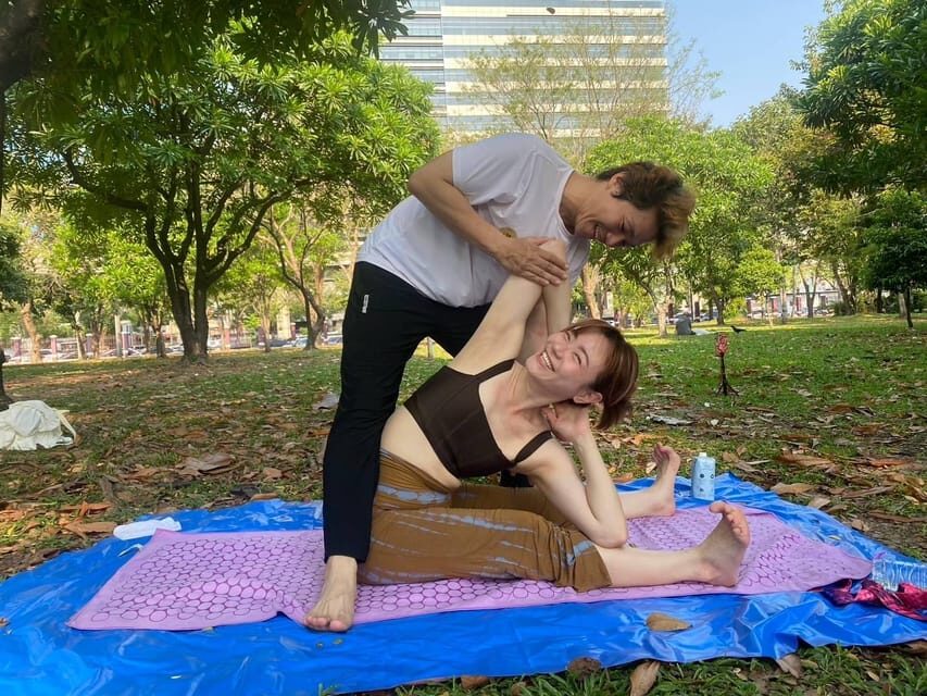 Bangkok: Lumpini Park Yoga Experience - The 75-minute flow: breathwork, yoga, then a calmer Bangkok