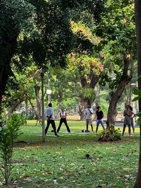 Bangkok: Lumpini Park Yoga Experience - Who should book this Lumpini Park yoga session?