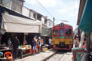 Bangkok: Maeklong Railway Market & Floating Market Tour - Leaving Bangkok early: why the 6:00 a.m. start pays off
