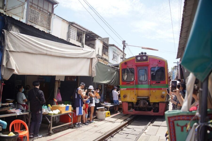 Bangkok: Maeklong Railway Market & Floating Market Tour - Leaving Bangkok early: why the 6:00 a.m. start pays off