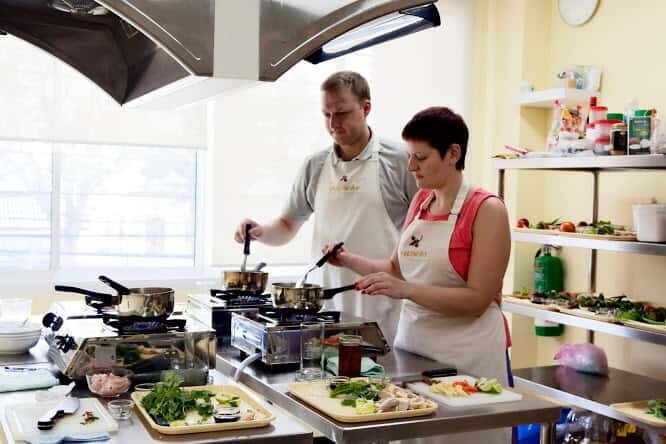Bangkok: Maliwan Thai Cooking Class with Market Tour - Back at the Kitchen: Welcome Drink and a Chef-Led Demo