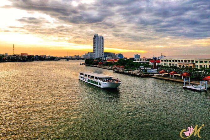 Bangkok Manohra Cruise Sunset Dining on Chao Phraya River - Food service, soft drinks, and the alcohol question