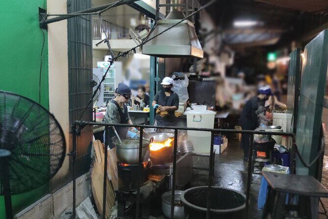 Bangkok: Michelin Guide Street Food Tour by Tuk Tuk - Stop Two: Pa Tong Go Fried Dough on Yaowarat Road