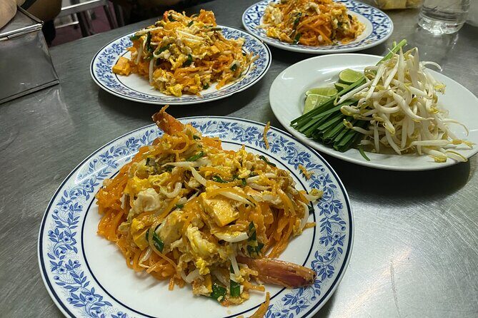 Bangkok: Michelin Street Eats by Tuk-Tuk Guided Food Tour - Meeting at Hua Lamphong and settling into the ride