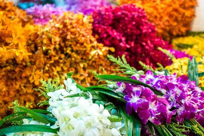 Bangkok: Night Bike Tour with Temples & Flower Market Visit - Flower Market at Night (Pak Khlong Talat): Color, Smell, and Snack Stops
