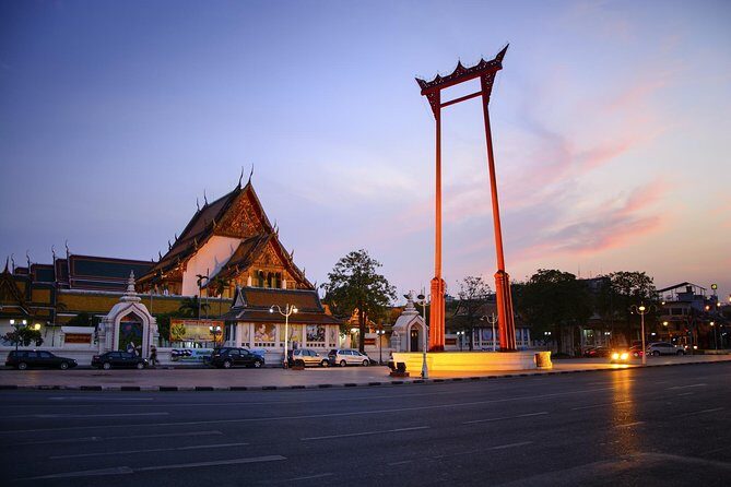 Bangkok Night Lights: Temple & City Tour by Tuk Tuk (SHA Plus) - Chinatown night food in Yaowarat: dinner time without the planning stress