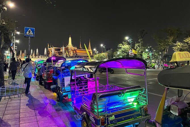 Bangkok Night Tour: Food, Temple & Tuk Tuk - Pak Khlong Flower Talat Original: A 24-Hour Market Walk That Feels Like a Movie