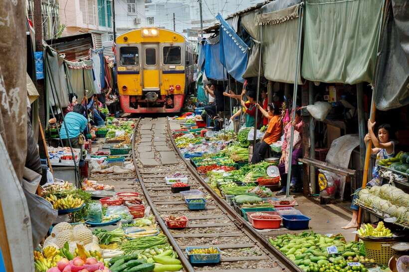 Bangkok: Railway and Floating Market Tour with Dragon Temple - Why This Markets-and-Dragon-Temple Tour Works