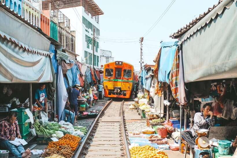 Bangkok: Railway and Floating Market Tour with Dragon Temple - The In-Between Hour: Using That Free Window Wisely