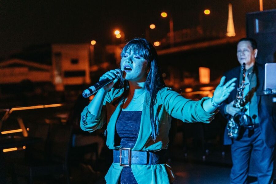 Bangkok: River Dinner Cruise on the Chao Phraya Princess - Live music onboard: singer, jazz sax, and the dance-at-the-end factor