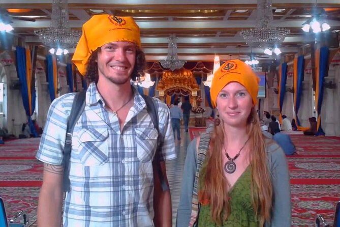 Bangkok Selfie Expert Tour: Little India, Wat Traimit & Wat Pho - Pak Khlong Flower Talat: Bangkok’s market theater