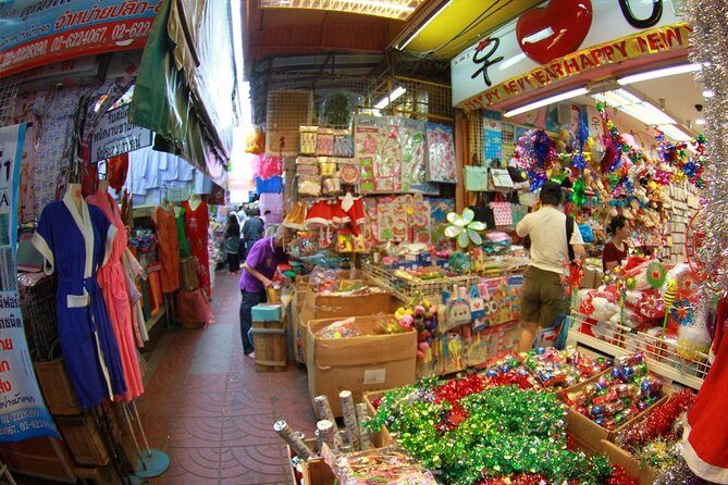Bangkok Selfie Expert Tour: Little India, Wat Traimit & Wat Pho - How the guide-driven pacing works (and why it’s smart)