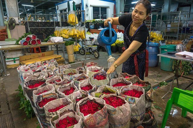 Bangkok Selfie Expert Tour: Little India, Wat Traimit & Wat Pho - Phahurat Market and India Town: where the colors come from